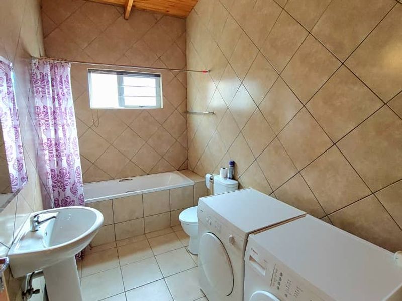 Savanna Self-Catering House with Flat - Photo 9