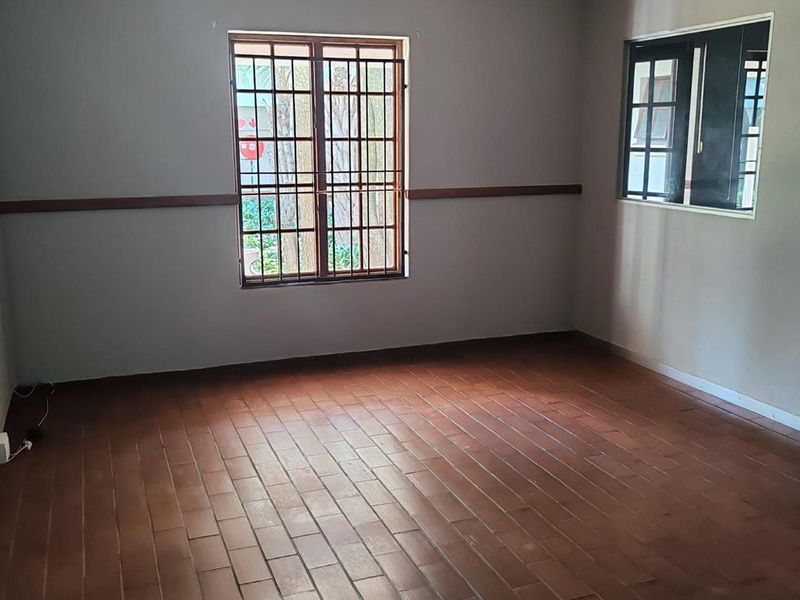 Prime Office Space Available for Lease - Secure and Accessible Location - Photo 10