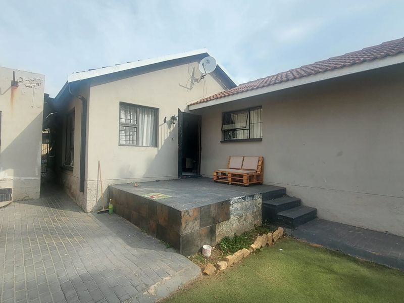 Dual Living Space: Main Home Plus Private Flatlet Included. - Photo 2