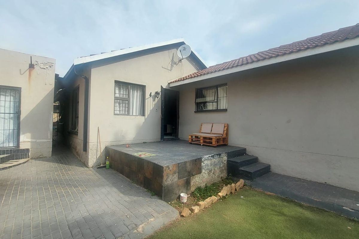 Dual Living Space: Main Home Plus Private Flatlet Included. - Photo 2