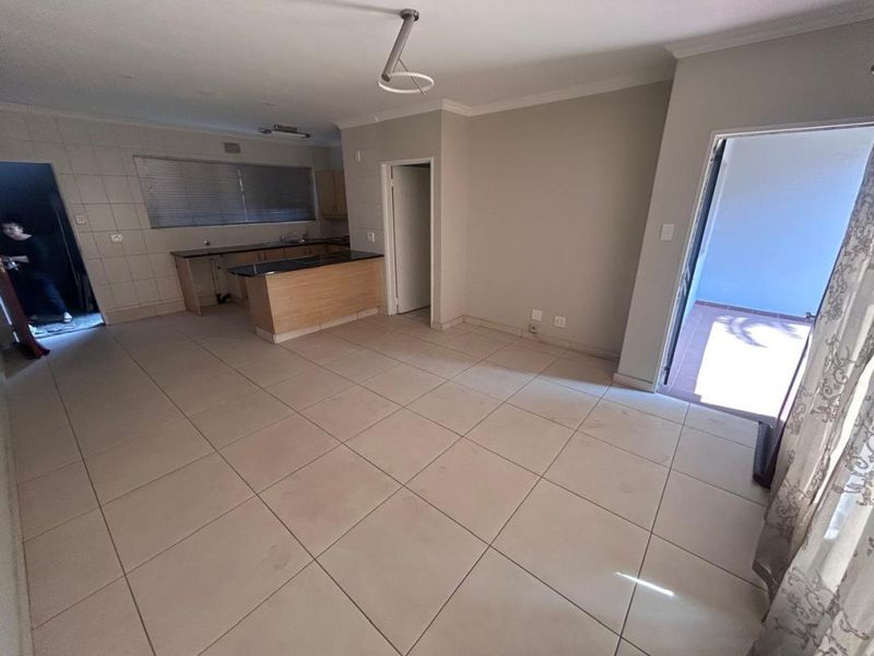 Easy Living - Ground Floor Unit with Private Garden Appeal - Photo 5