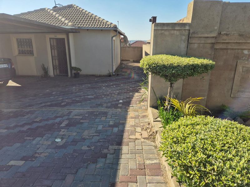 Riverside View- R 800 000 Family Home - Photo 2
