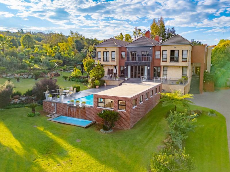 Distinguished Family Residence on Expansive Grounds in Cornwall Hill Country Estate - Photo 5