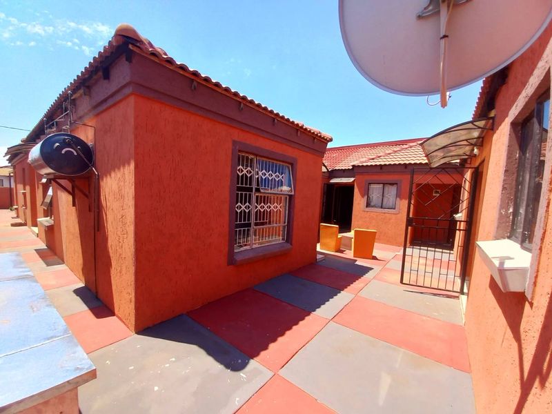 Three bedrooms house for sale in Soshanguve Block GG - Photo 4