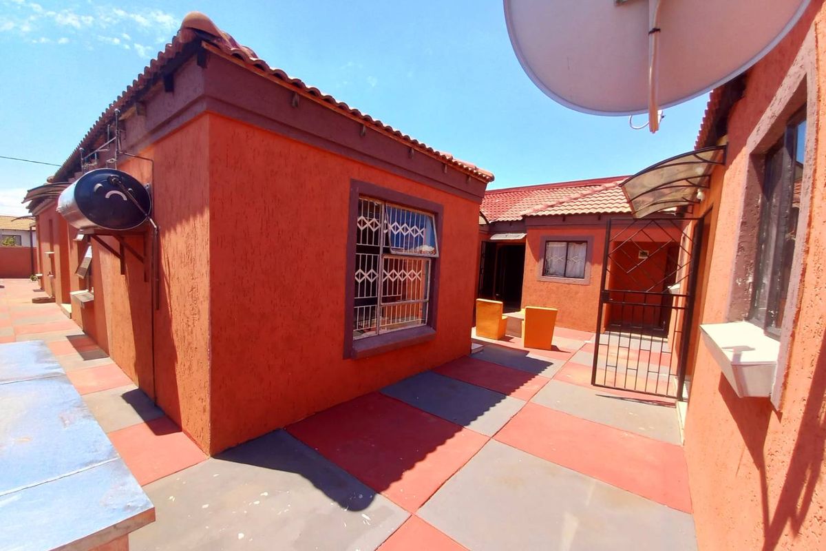 Three bedrooms house for sale in Soshanguve Block GG - Photo 4