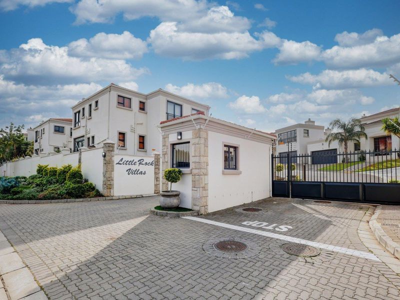Central location! Secure! Set on large plot! - Photo 7
