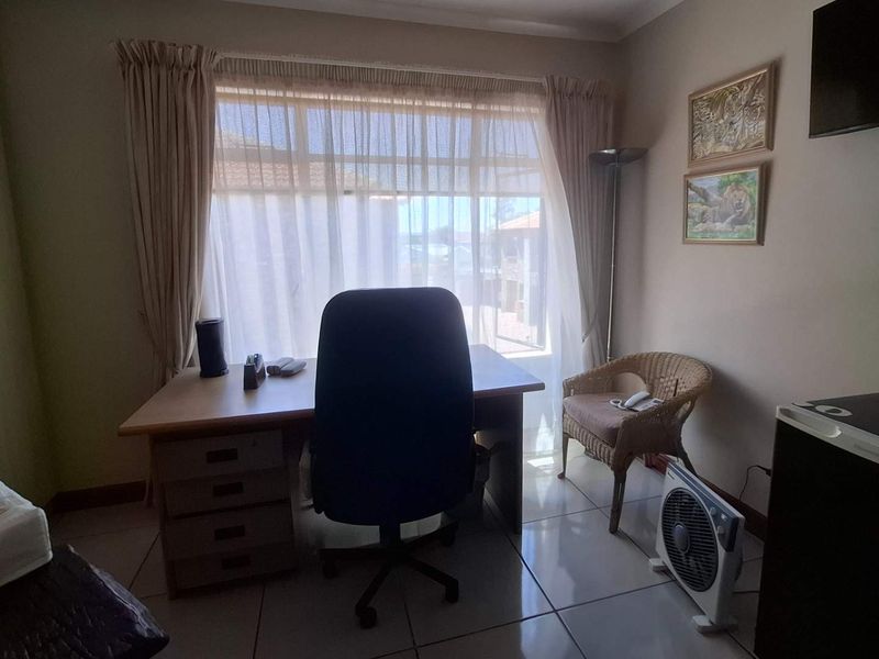 Secure Facebrick Duplex in Small Complex - Photo 9