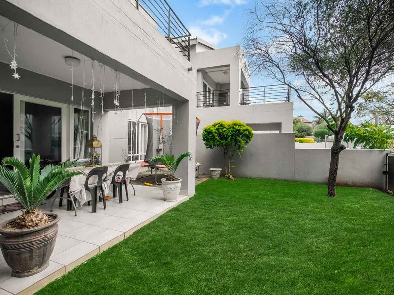 Lovely 2 Bedroom, 2 Bathroom Garden Apartment for Sale - Photo 1