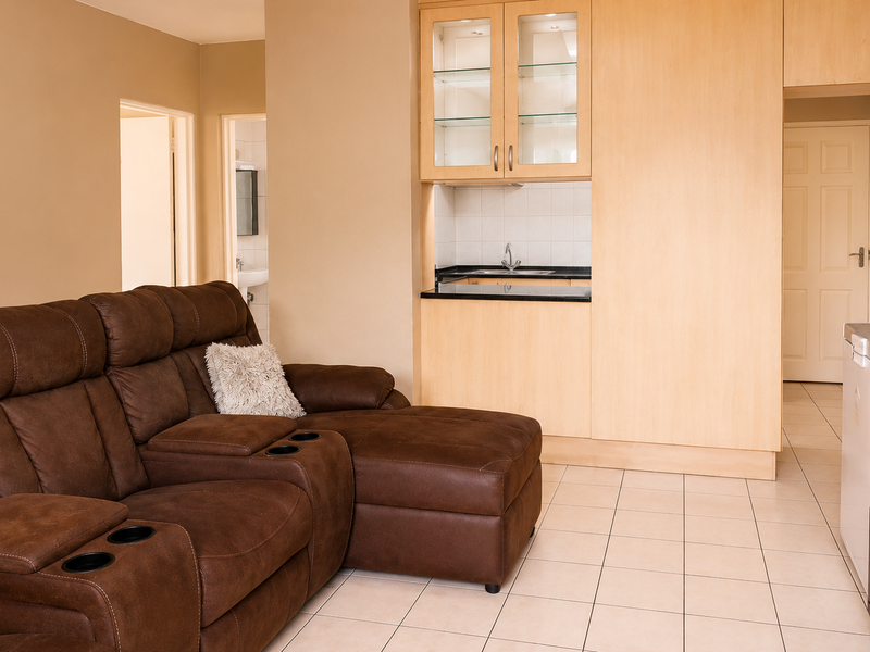 Stylish 3-Bedroom Apartment – The Perfect First Home or Smart Investment - Photo 4