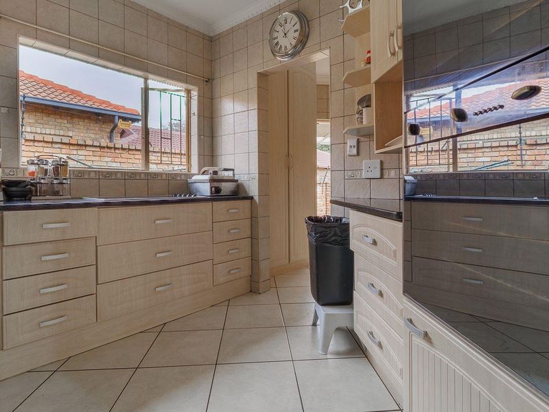 Four bedroom duet with study and potential fifth bedroom - Moreleta Park - Photo 9