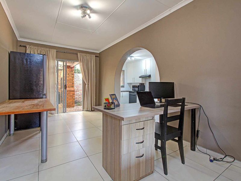 Spacious Living: 2 Areas, Covered Patio, Pet-Friendly Garden! - Photo 7