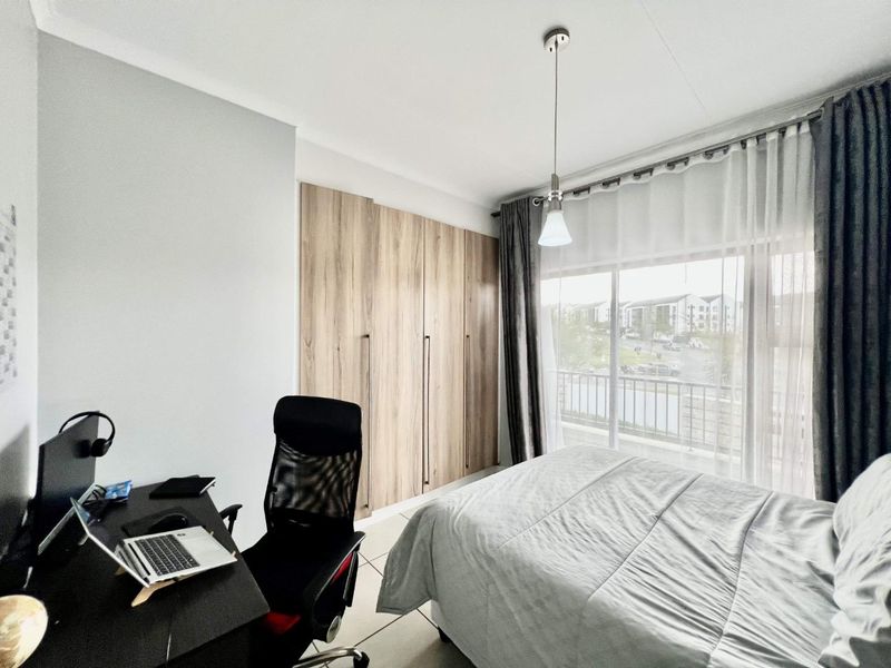 Top-Floor Unit with Breathtaking Views and Modern Comfort - Photo 7
