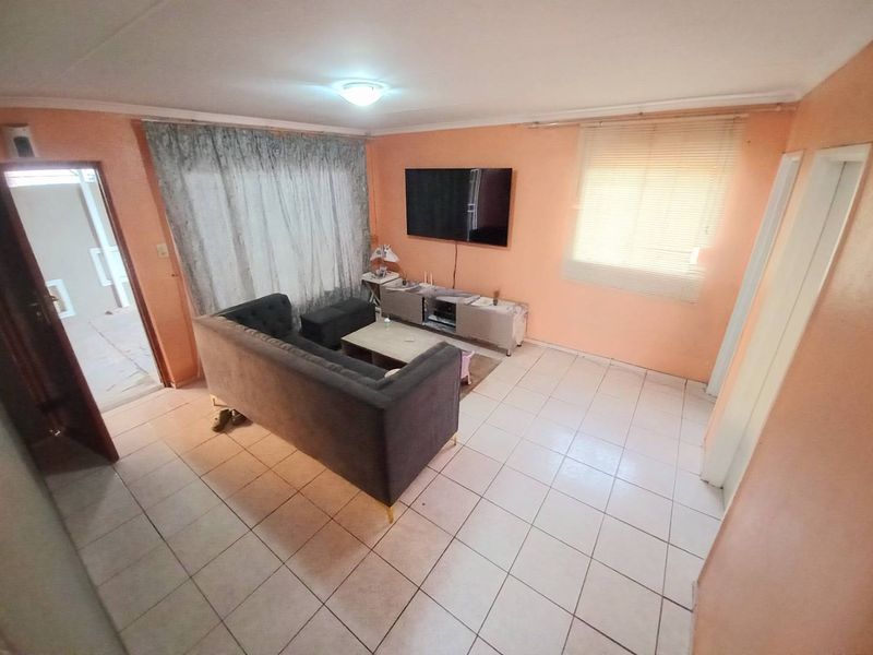 Three bedrooms house for sale in Atteridgeville - Photo 8