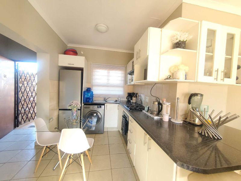 Investor's dream, sunlit 2-bed 2 bath in Vukani complex! - Photo 2