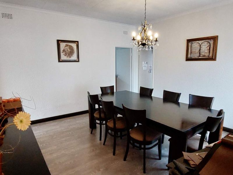 Stunning Family Home with Expansive Grounds, Ideal to Work from. - Photo 3