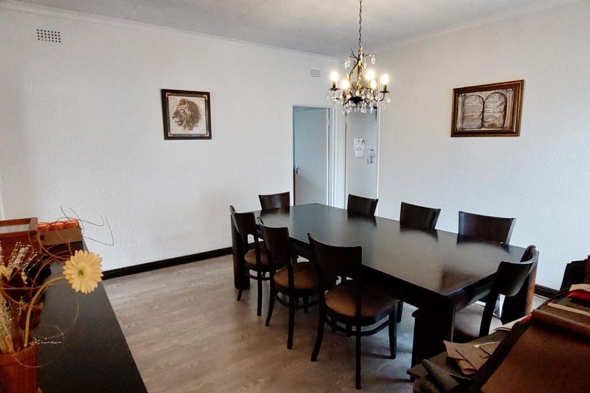 Stunning Family Home with Expansive Grounds, Ideal to Work from. - Photo 5