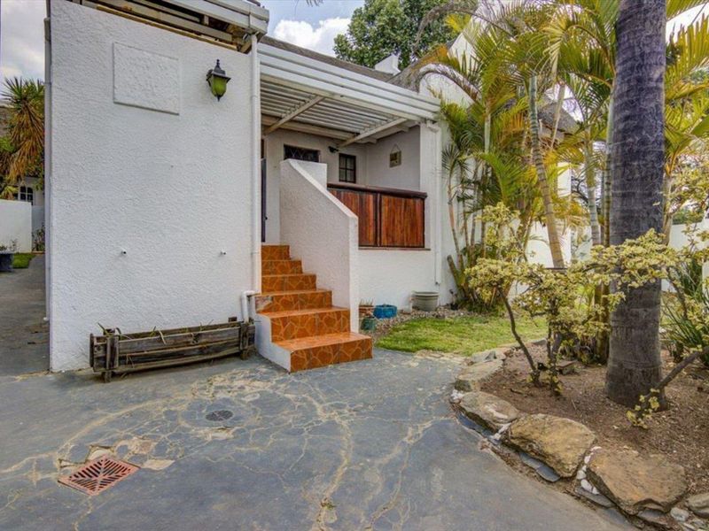 Neat and Spacious Cluster in Secure Complex - Photo 5