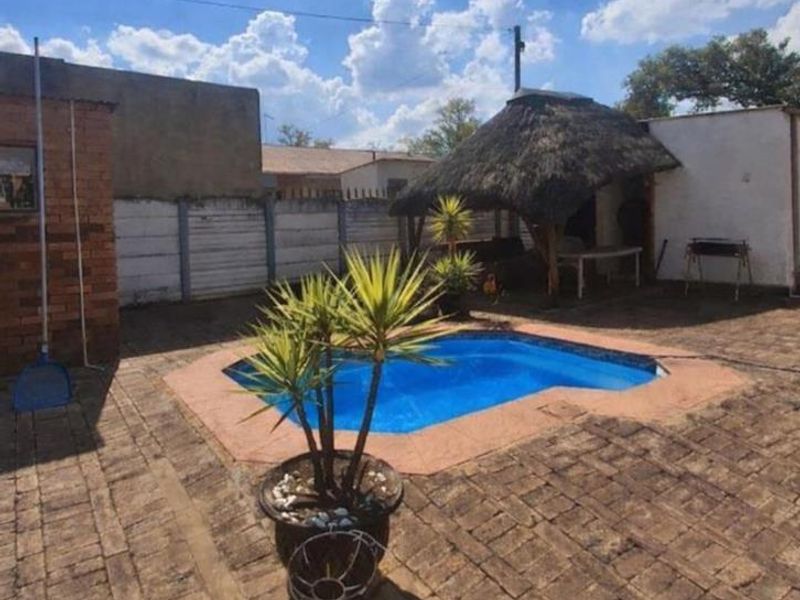 2 Bedroom With a Pool For Sale Vanderbijlpark CW2 - Photo 2