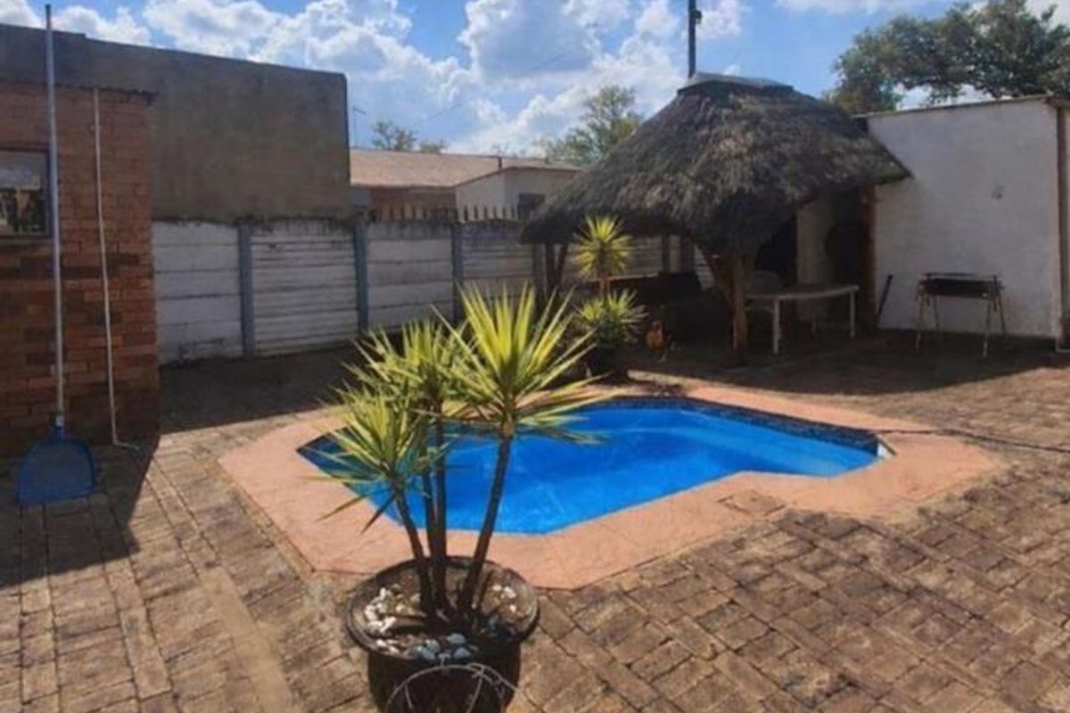 2 Bedroom With a Pool For Sale Vanderbijlpark CW2 - Photo 2