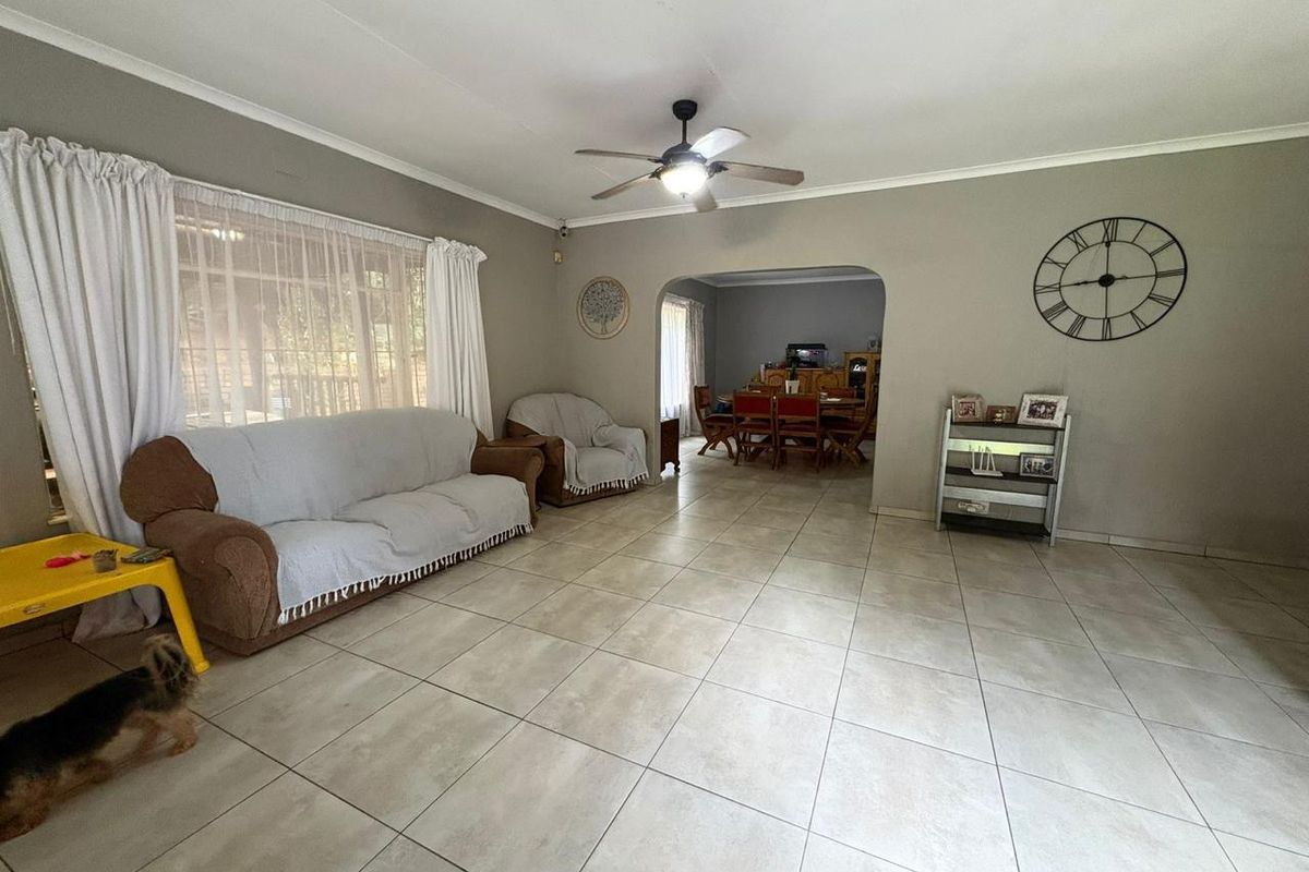 4 Bedroom House for Sale in Mulbarton - Photo 5