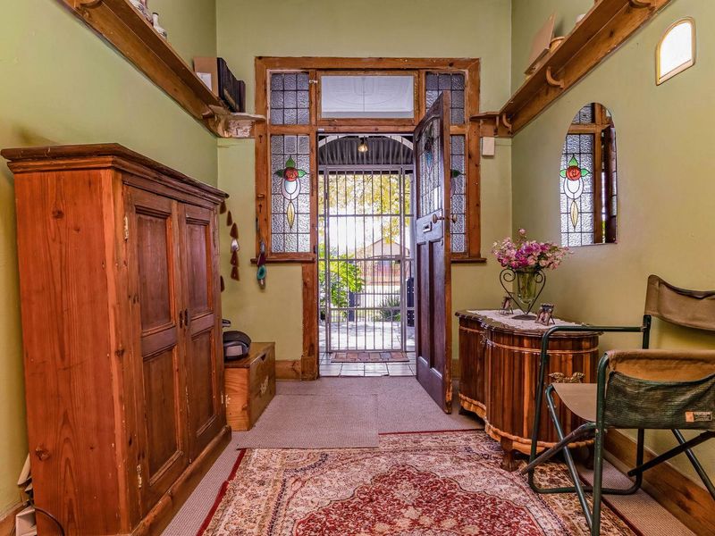 Elegant Home with Income-Generating Flats! - Photo 5