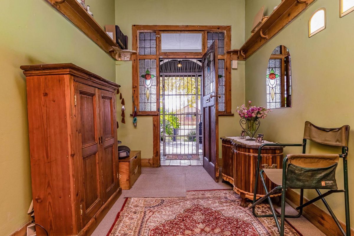 Elegant Home with Income-Generating Flats! - Photo 5
