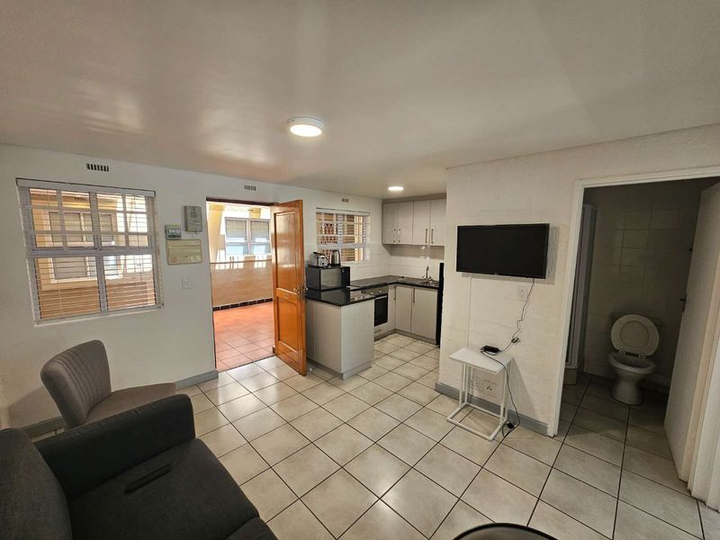 Beautifully renovated and furnished 2 Bed 1 Bath Apartment with open plan living area with kitchenette - Photo 3
