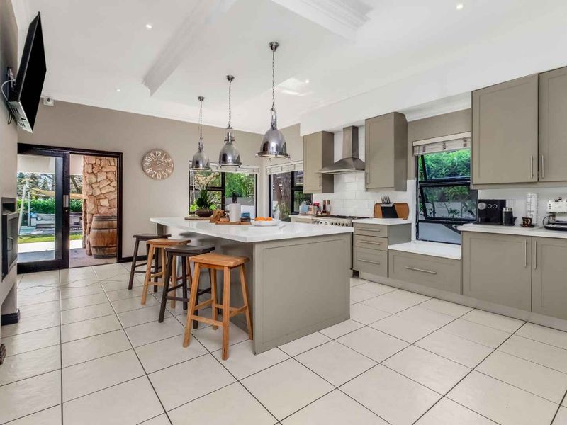 STYLISH PRIVATE 4 BEDROOM ENTERTAINER RESIDENCE, PERFECTLY POSITIONED IN THE STRATFORD GARDENS. - Photo 4