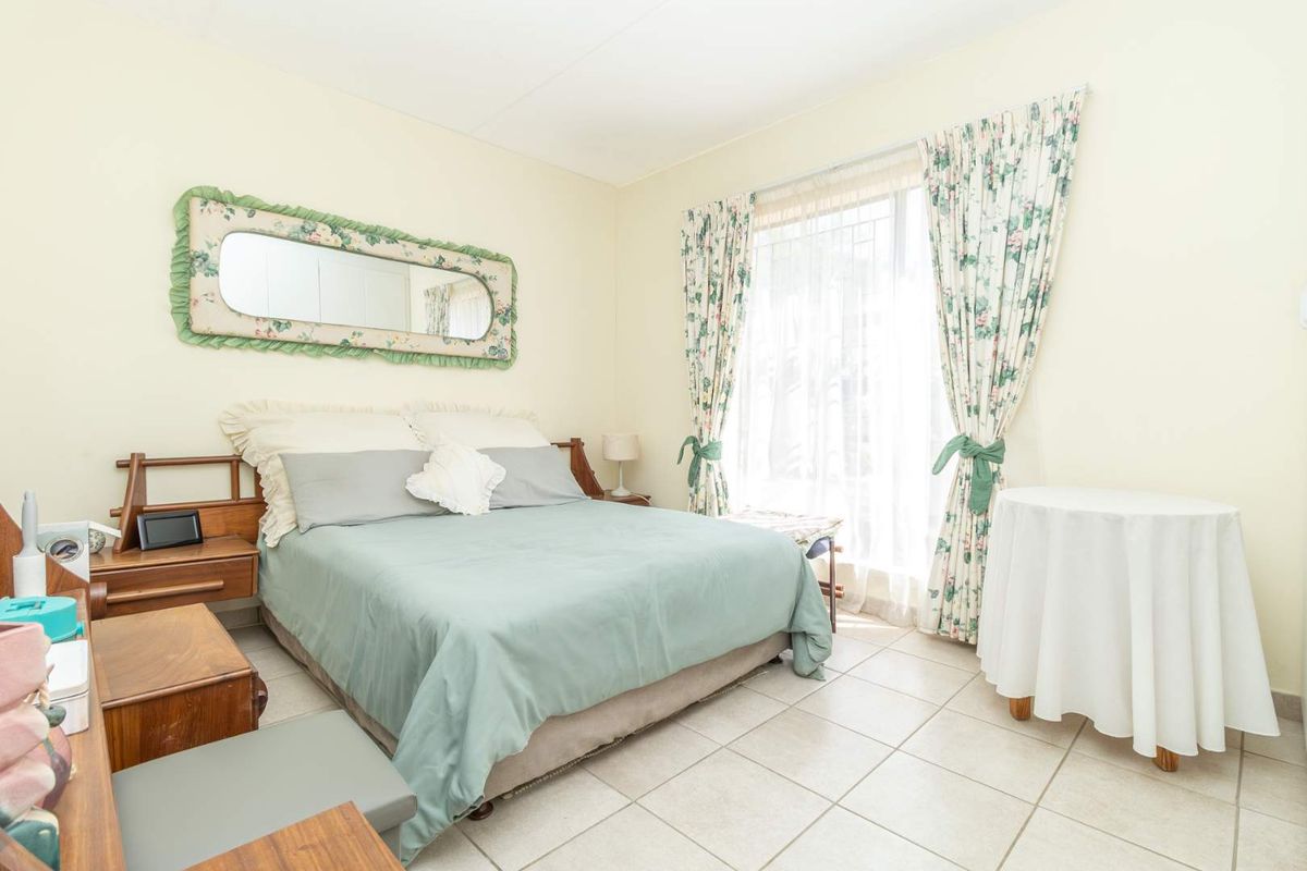 Charming Two Bedroom  Apartment in Amorosa - Photo 5