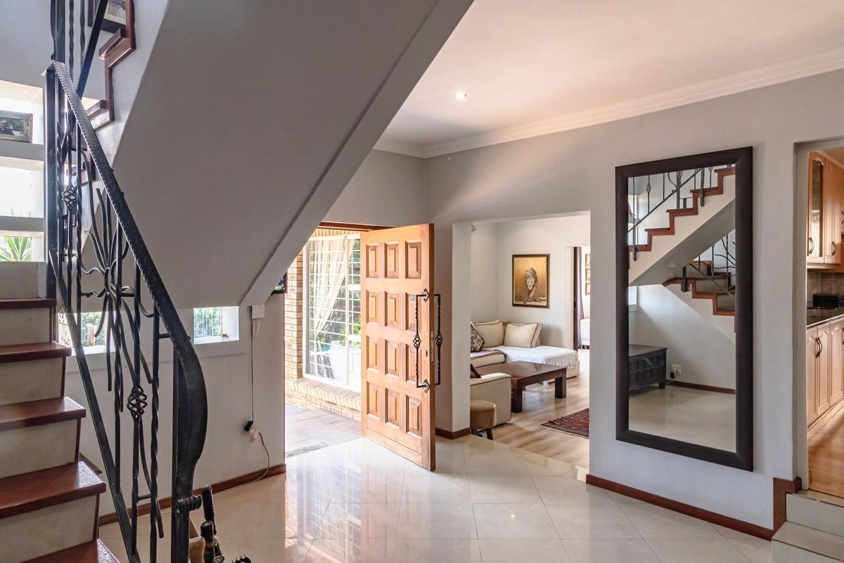 Spacious Five‐Bedroom Residence Offering Ample Family Living and Perfect for Entertainment - Photo 5