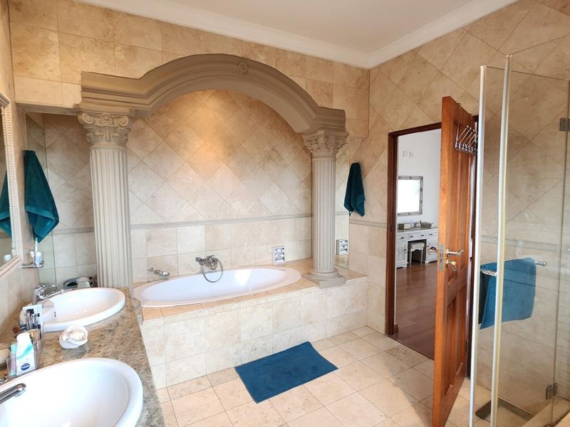 Your Dream Home with Additional Separate 2nd Home in Hartenbos: Luxury, Views, and Space - Photo 8