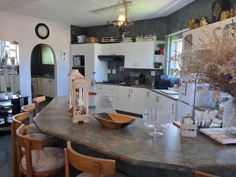 Corner rock face brick beauty with white aluminium windows and door frames. - Photo 3