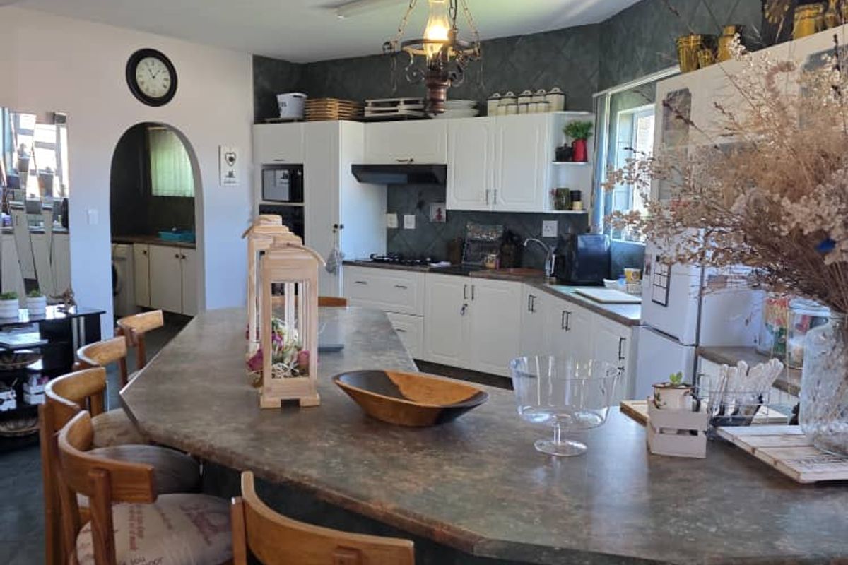 Corner rock face brick beauty with white aluminium windows and door frames. - Photo 3