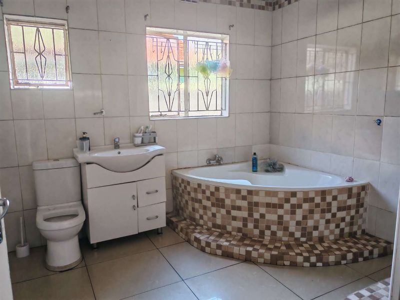 Stylish Home with 3 Beds, Outbuilding & Bachelor Unit Included - Photo 7