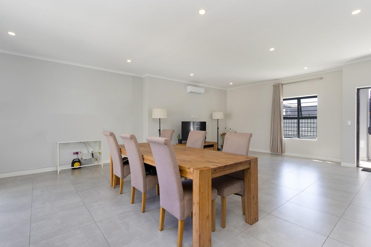 Charming Family Living in the Heart of Sandown - Photo 2