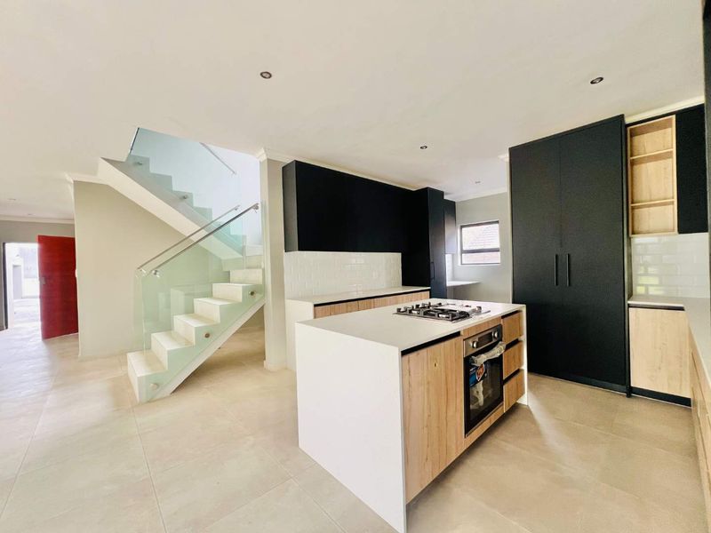 Modern Luxury Living in a prestigious estate - Photo 3