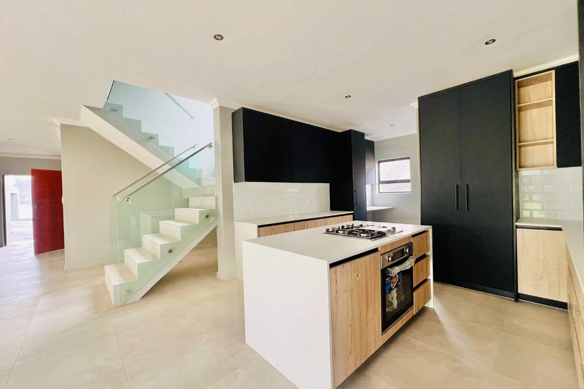 Modern Luxury Living in a prestigious estate - Photo 3