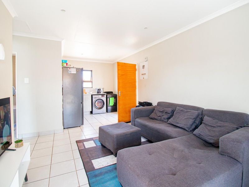 Charming Two-Bedroom Home with Modern Open Plan Living! - Photo 3