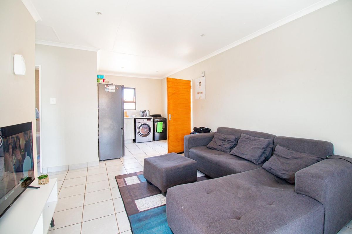 Charming Two-Bedroom Home with Modern Open Plan Living! - Photo 3