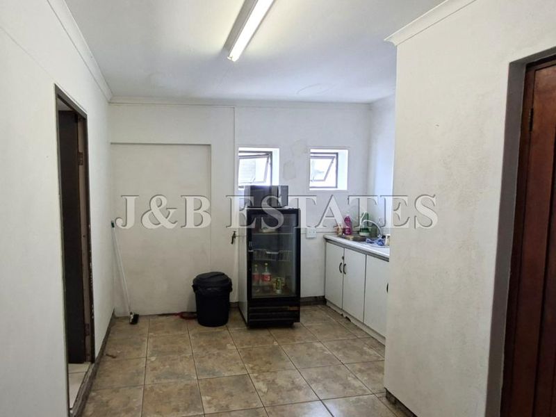 "Versatile Estate: Business or Residential, Your Choice!" - Photo 4