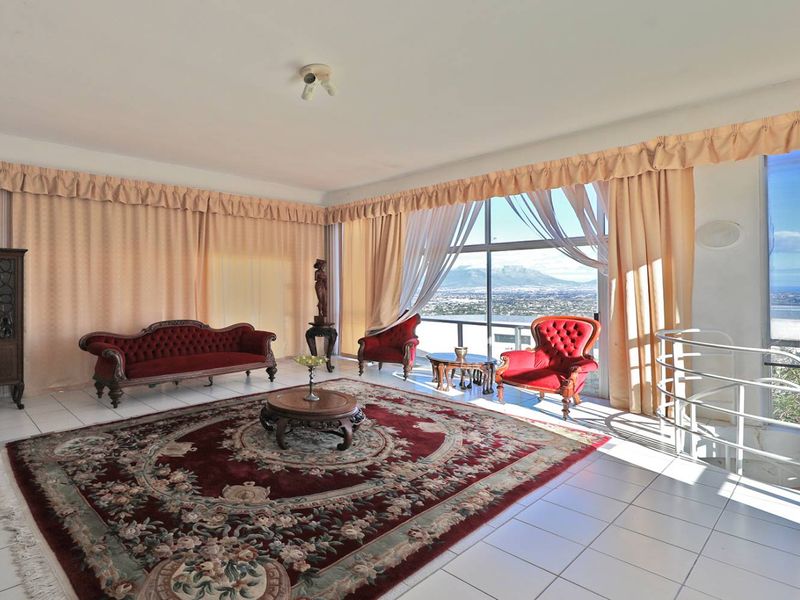 5 Bedroom residence with the grandest of views - Photo 4