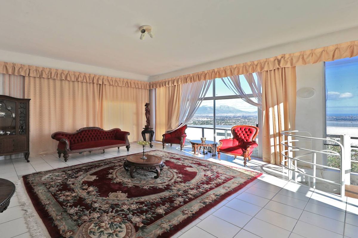 5 Bedroom residence with the grandest of views - Photo 4