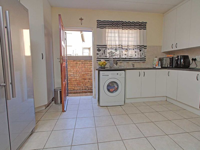 Convenience & Quality Living in Ideal Location! - Photo 8