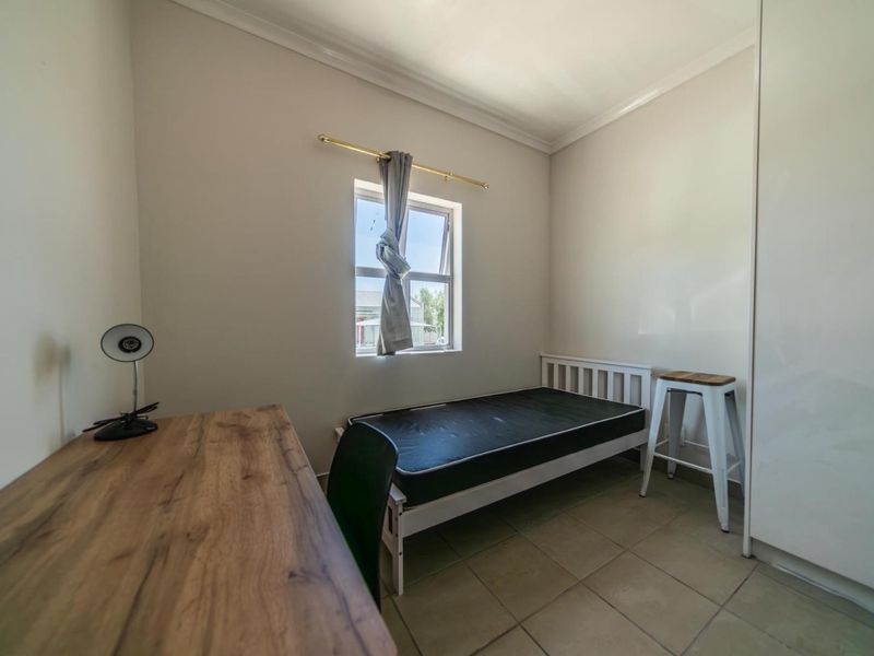 Furnished bedroom in four bedroom house - Photo 6