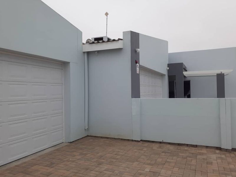 MODERN WELL-MAINTAINED HOUSE WITH FLAT FOR SALE IN HENTIES BAY - NAMIBIA - Photo 10