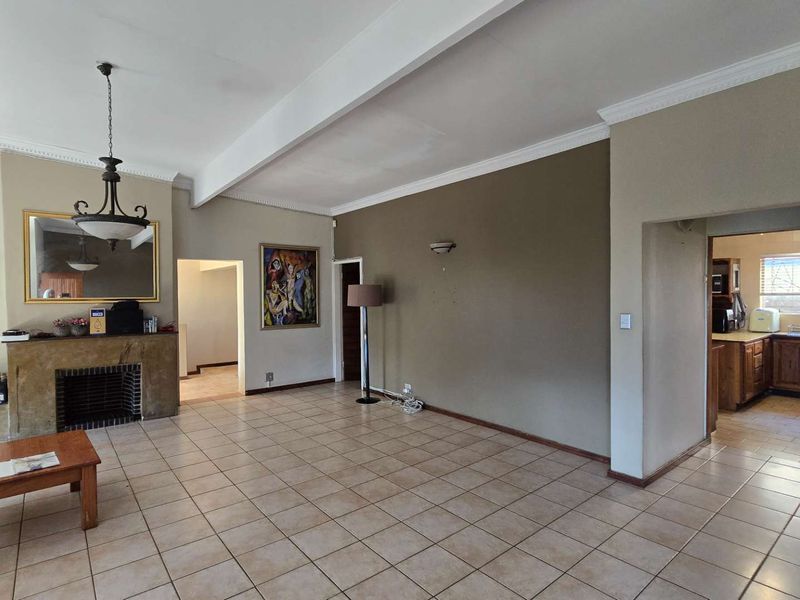 Double Storey Family home with Flatlet & Pool In Sinoville above Braam Pretorius - Photo 7