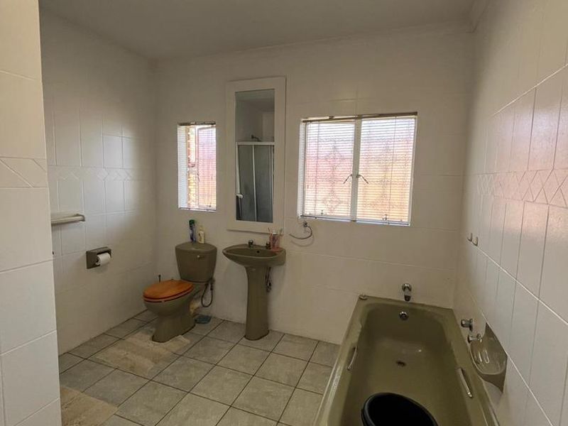 4 Bedroom 2 bathroom family home available immediately - Photo 8