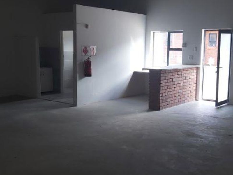 Workshop/ mini warehouse/ Distribution unit to let in Fairview. - Photo 3