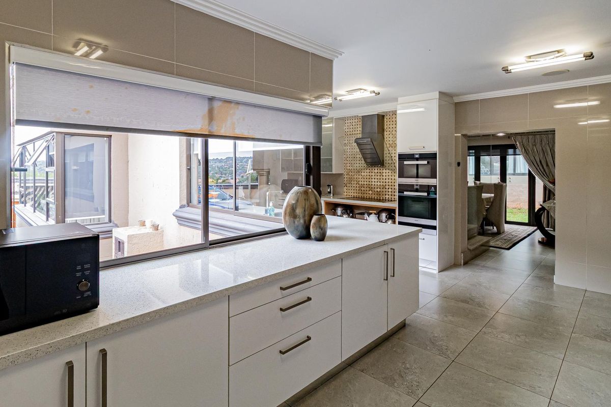 Luxurious Fully Furnished 4-Bedroom Double-Storey Home with Breathtaking Views in Roodekrans. - Photo 3