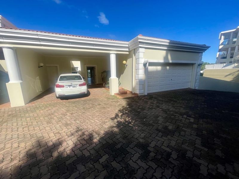 Stunning 3-Bedroom Townhouse with Panoramic Sea Views & Drive Up Access - Photo 2